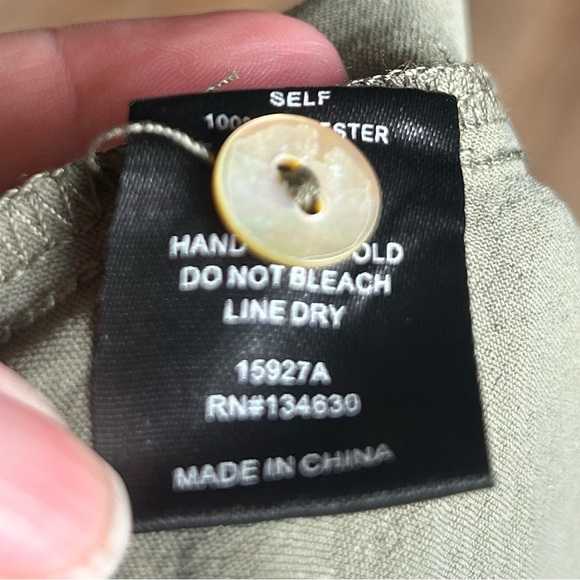 Evereve 1/4 Button Down Blouse in Green-Size Small - Picture 8 of 8